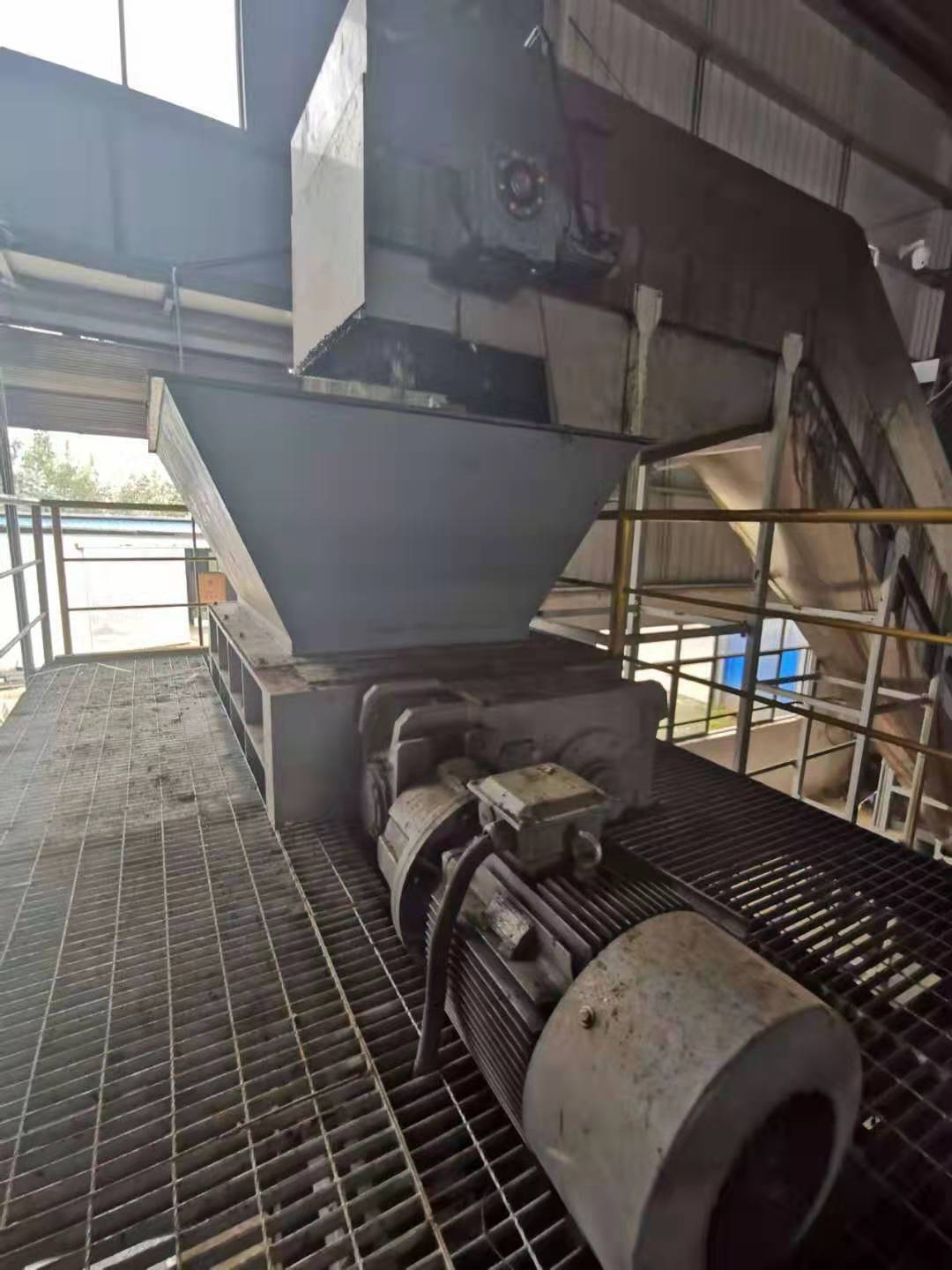 對輥撕碎機
